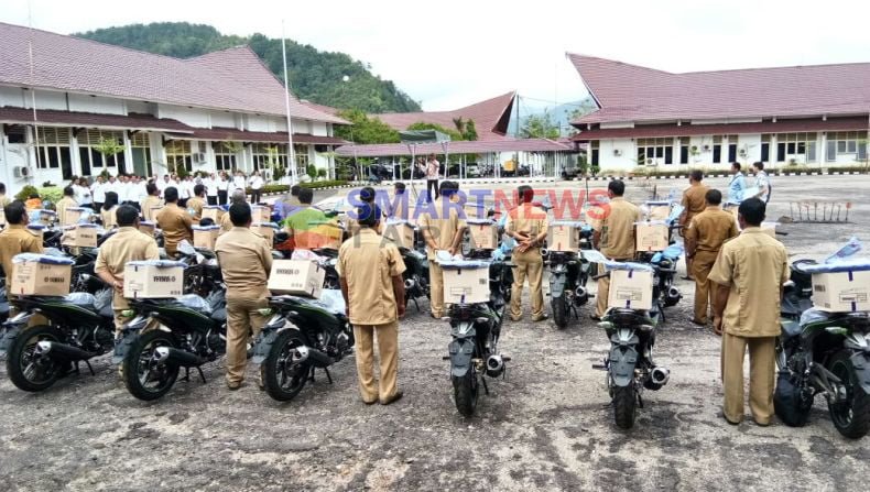 Bupati Tapteng Serahkan Bantuan Septor Tiga Pilar Plus 1 bantuan septor copy