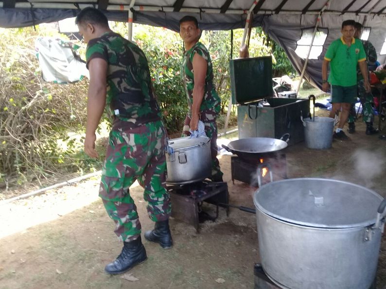 TNI Buka Dapur Umum untuk Korban Kebakaran di Pasarbelakang 1 dapur2