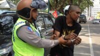 Tersangka Saat Diamankan Petugas. FOTO: Trib-Mdn/istimewa. Screenshot 2018 3 17 Panik Lihat Polisi Razia Pemuda Ini Telan Serbuk Diduga Sabu sampai Jari Petugas pun Digigit