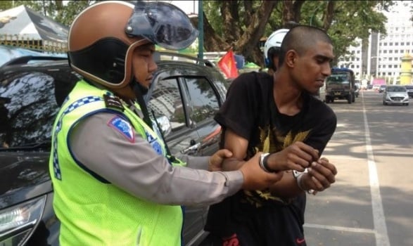 Tersangka Saat Diamankan Petugas. FOTO: Trib-Mdn/istimewa. Screenshot 2018 3 17 Panik Lihat Polisi Razia Pemuda Ini Telan Serbuk Diduga Sabu sampai Jari Petugas pun Digigit