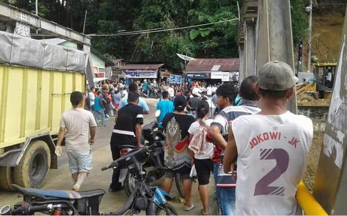Hujan Lebat, Andamdewi Diterjang Longsor 1 kemacetan akibat longsor