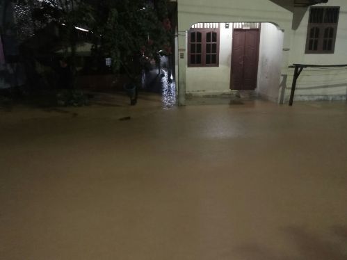 suasana pemukiman warga terendam banjir suasana pemukiman warga terendam banjir
