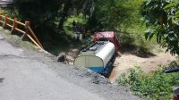 truk terjungkal ke sungai truk terjungkal ke sungai