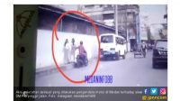 Pelaku Saat Melakukan Aksinya. FOTO: Medaninfo88/trib-mdn/int. Screenshot 2018 4 24 Polisi Tangkap Pria Bermotor Peremas Payudara Para Siswi di Medan