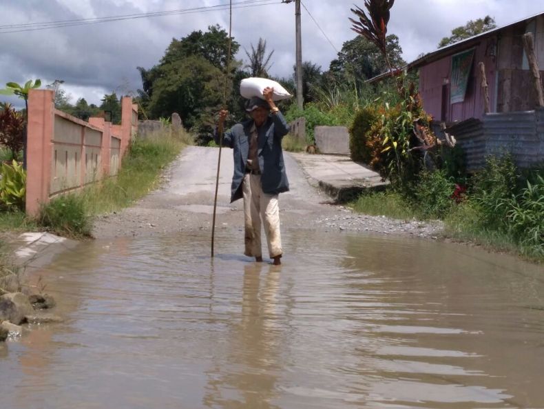 Jalan di Dusun Sibuntuon Sipoholon Rusak, Warga Bilang Begini! 1 kakek