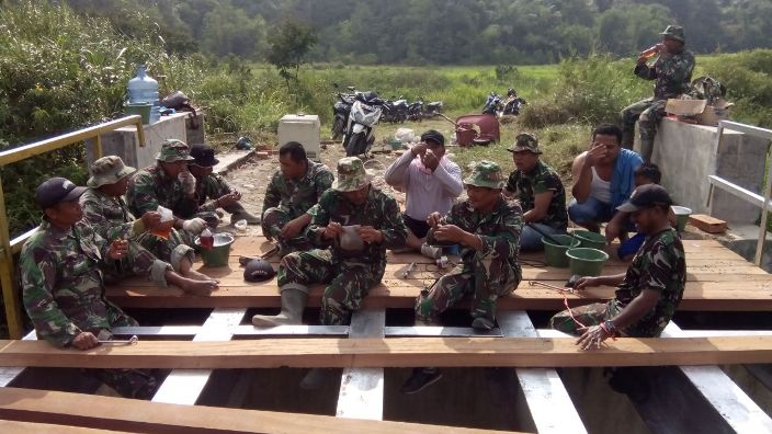 Jembatan Penghubung Dua Desa di Barus Jahe Diperbaiki 1 perbaikn jembatan