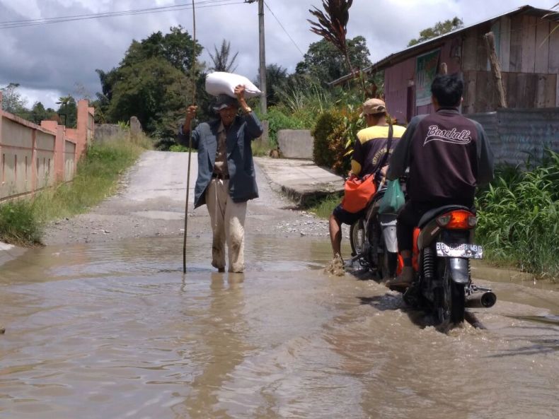 Jalan di Dusun Sibuntuon Sipoholon Rusak, Warga Bilang Begini! 2 terobos jalan