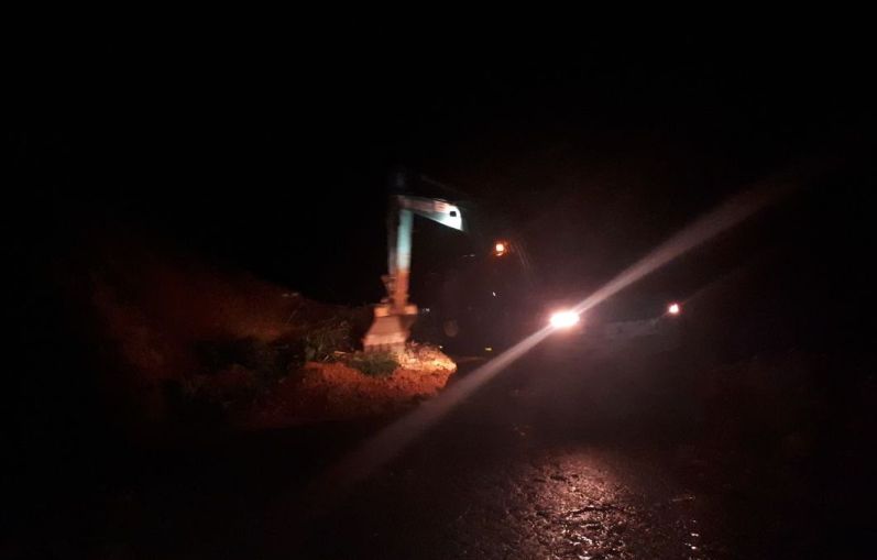 Longsor Lumpuhkan Arus Lalu Lintas Sibolga-Tarutung 1 alat berat