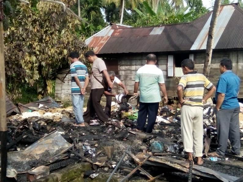 rumah terbakar rumah terbakar