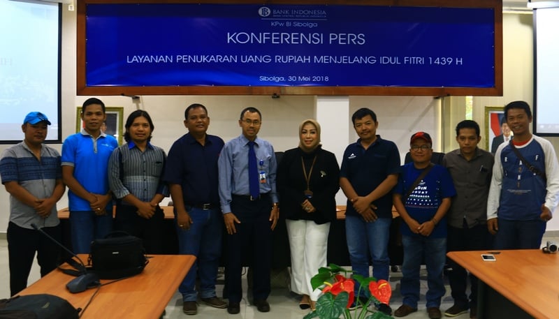 senyum ditekan senyum ditekan
