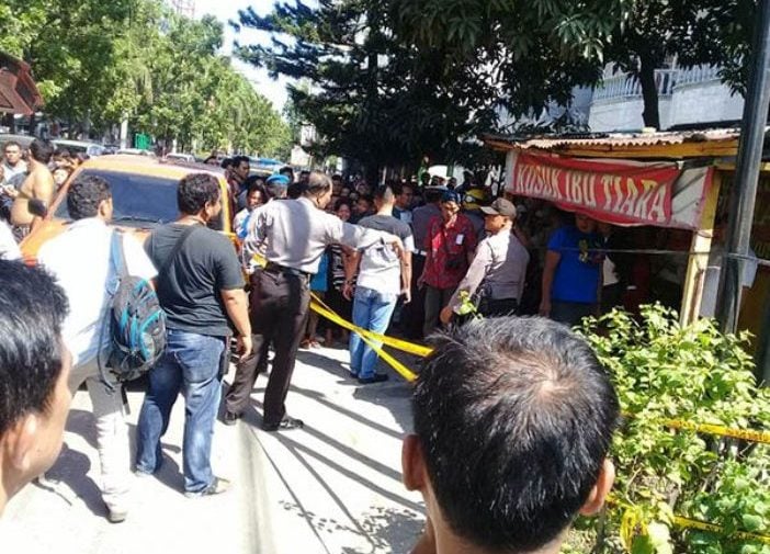 Seorang Wanita Berprofesi Tukang Kusuk dan Lulur Ditemukan Tewas Tanpa Busana 1 keramaian dilokasi kejadian