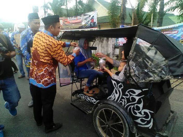 KNPI Tapteng Berbagi Takjil 1 knpi bagi bagi takjil