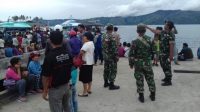 personil TNI ikut melakukan pencarian penumpang tenggelam di danau toba