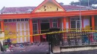 kantor panwaslih taput rusak dilempari massa kantor panwaslih taput rusak dilempari massa
