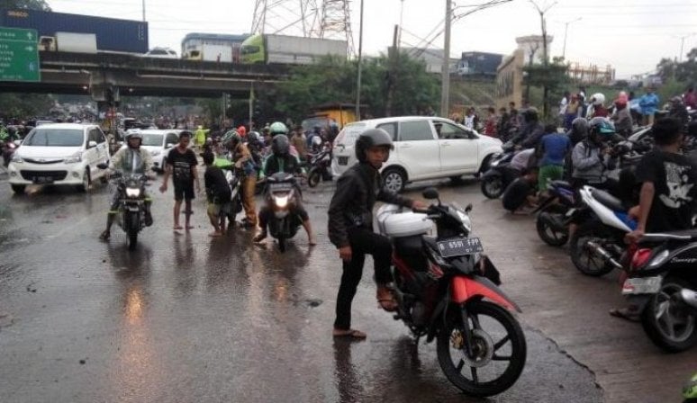 mendorong motor habis bensin mendorong motor habis bensin