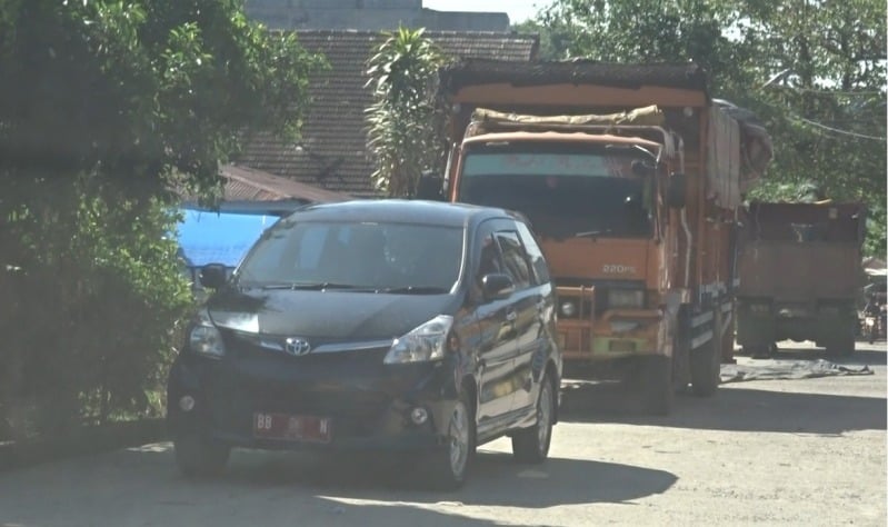 mobil dinas parkir mobil dinas parkir