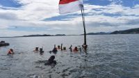 pengibarna bendera merah putih bawah laut pengibarna bendera merah putih bawah laut