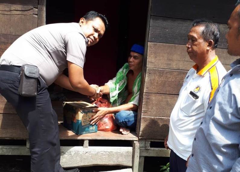 polisi bantuan warga miskin polisi bantuan warga miskin