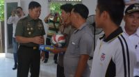 Warga Togabasir Dapat Peralatan Olahraga dari Tim Wasev Mabes TNI 1 serahkan