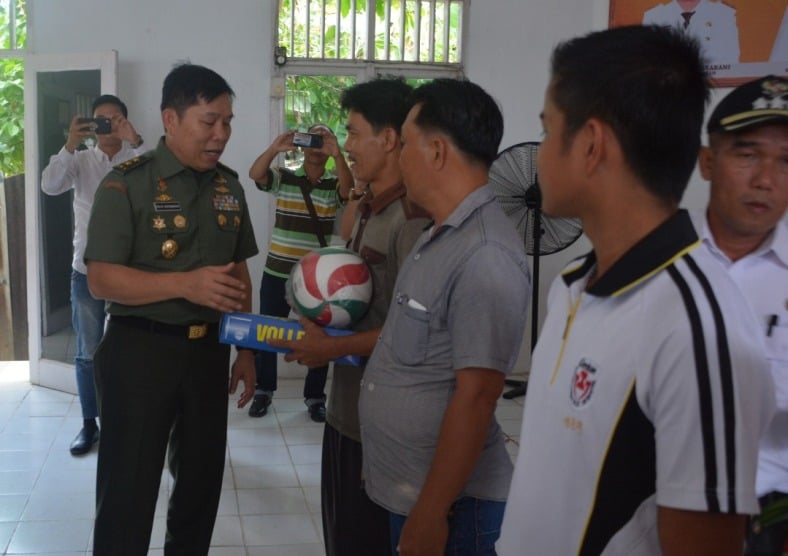 Warga Togabasir Dapat Peralatan Olahraga dari Tim Wasev Mabes TNI 1 serahkan