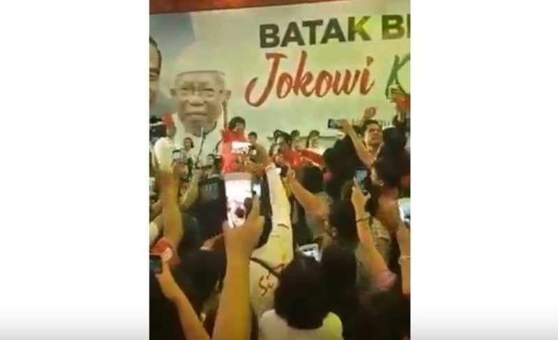 Screenshot 2018 10 04 Penjual Kue Ombus ombus Asal Sibolga itu Tampil Bernyanyi di Jakarta YouTube