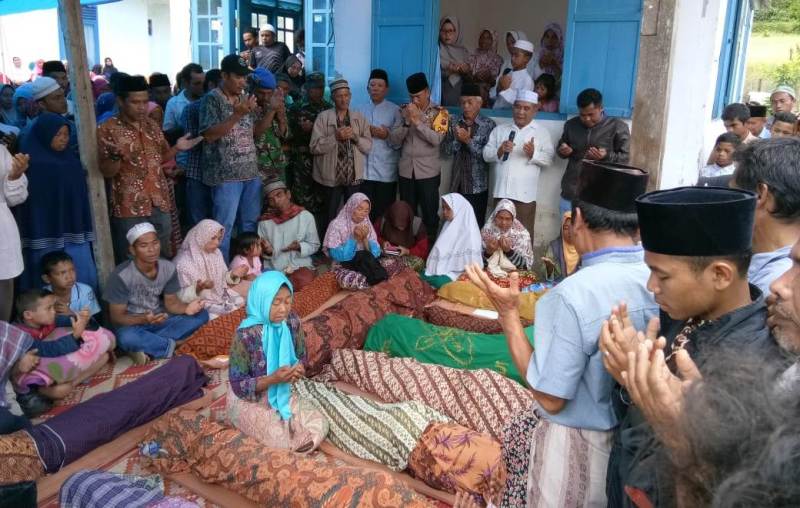 TNI Bantu Evakuasi Korban Banjir Bandang di Madina 1 korban disemayamkan