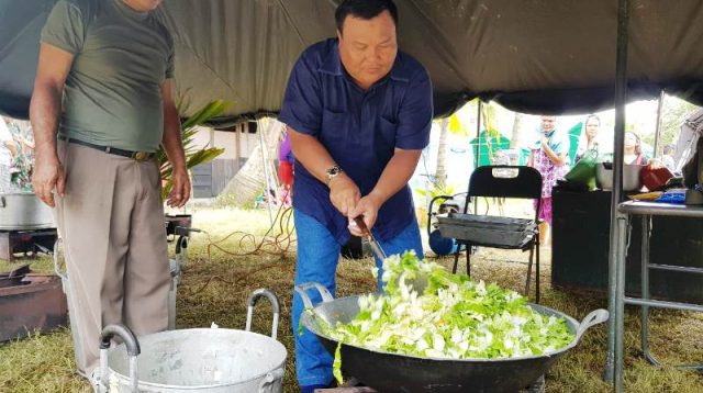 Walikota Ini Masak Menu Makanan untuk Warganya 19 memasak
