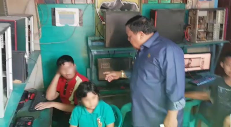 Orangtuanya Telat Bangun, Siswa Ini Jadi Main Game di Warnet 1 snapshot 001 1