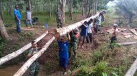 Babinsa Koramil 09/Sosa Gotong royong Bangun Jembatan 17 GOTROY