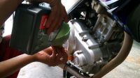 Mau Ganti Oli Motor? Jangan Lakukan Lagi Kebiasaan Ini 7 ganti oli motor