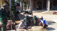 Babinsa Bantu Masukkan Air ke Masjid di Sorkam 19 gotroy 2