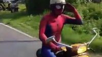 “Spider-Man” Tertangkap Kamera Naik Vespa dan Pakai Helm 4 SPIDERMAN