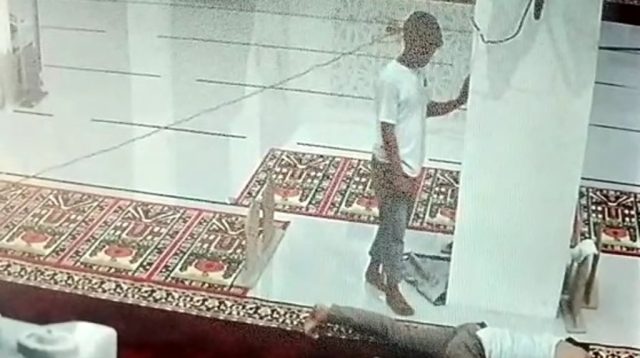 Pencurian di Dalam Masjid Terekam CCTV, Laki-laki Itu Berjalan Perlahan,Tonton Videonya 8 snapshot 001