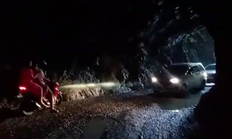 Mobil Terjebak di Batu Lubang, Lihat yang Dilakukan Sopir, Tonton Videonya 1 snapshot 002