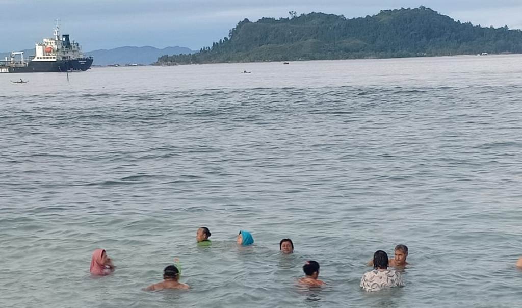 Mandi Air Laut Sibolga Dapat Sembuhkan Penyakit 1 MANDI DILAUT1