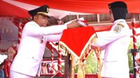 menyerahkan bendera menyerahkan bendera