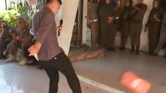 VIDEO: Pengunjukrasa Bawa Mobil-mobilan ke Kantor DPRD Padangsidimpuan, Selanjutnya Lihat Aksi Mereka 17 snapshot 001