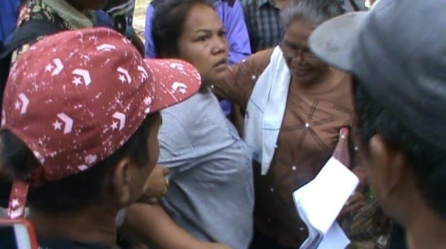 VIDEO: Wanita Ini Histeris saat Sita Eksekusi Lahan di Manduamas 9 snapshot 001 6