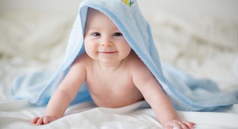 34244-ilustrasi-bayi-usai-mandi-anak-sudah-mandi-bayi-pakai-handuk-bayi-minyak-telon-shutterstock 34244 ilustrasi bayi usai mandi anak sudah mandi bayi pakai handuk bayi minyak telon shutterstock