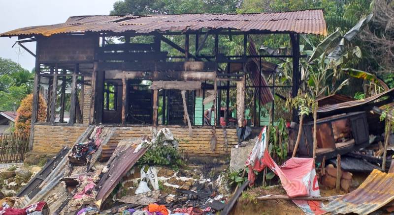 rumah terbakar rumah terbakar