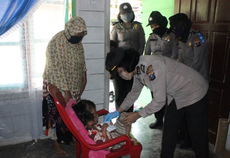 Peringati Semangat Kartini, Polwan di Padangsidimpuan Bagi Sembako dan Masker 1 Semangat Kartini, Polwan Bagi Sembako dan Masker
