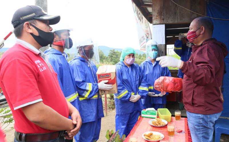 Pastikan Pemeriksaan Berjalan Baik, Bupati Taput Lanjutkan Peninjauan Posko Desa Bupati Taput Lanjutkan Peninjauan Posko Desa