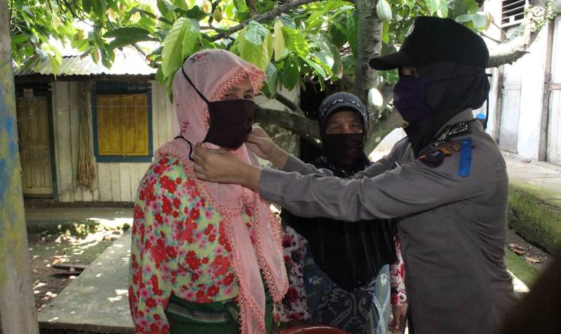 Peringati Semangat Kartini, Polwan di Padangsidimpuan Bagi Sembako dan Masker Semangat Kartini, Polwan Bagi Sembako dan Masker