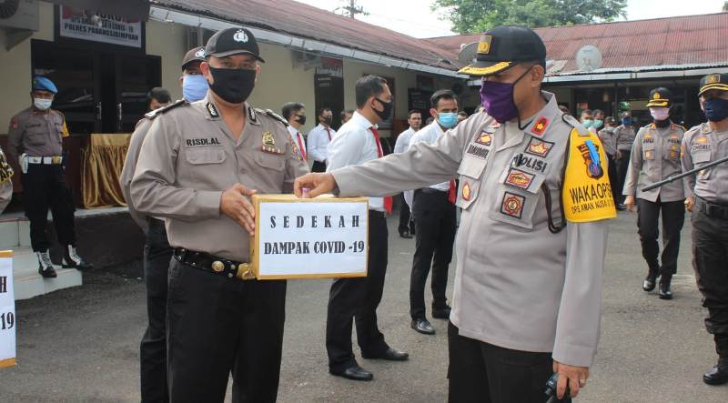 Cara Polisi di Padangsidimpuan Bantu Warga Terdampak COVID-19 Cara Polisi Bantu Warga Terdampak COVID-19