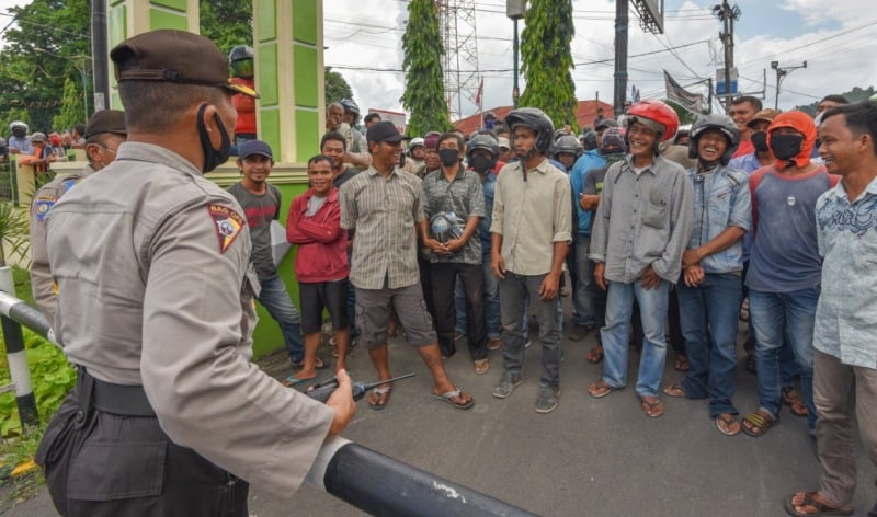 Isu Bagi Sembako Gratis, Puluhan Tukang Becak Datangi Kantor Wali Kota Padangsidimpuan 1 Puluhan Tukang Becak Berkumpul