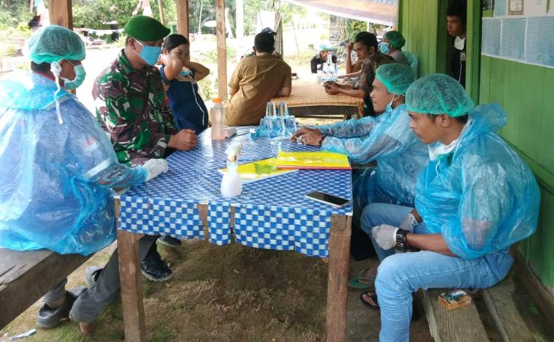 TNI Jalin Komsos dengan Relawan Posko COVID-19 di Napatalun TNI Jalin Komsos