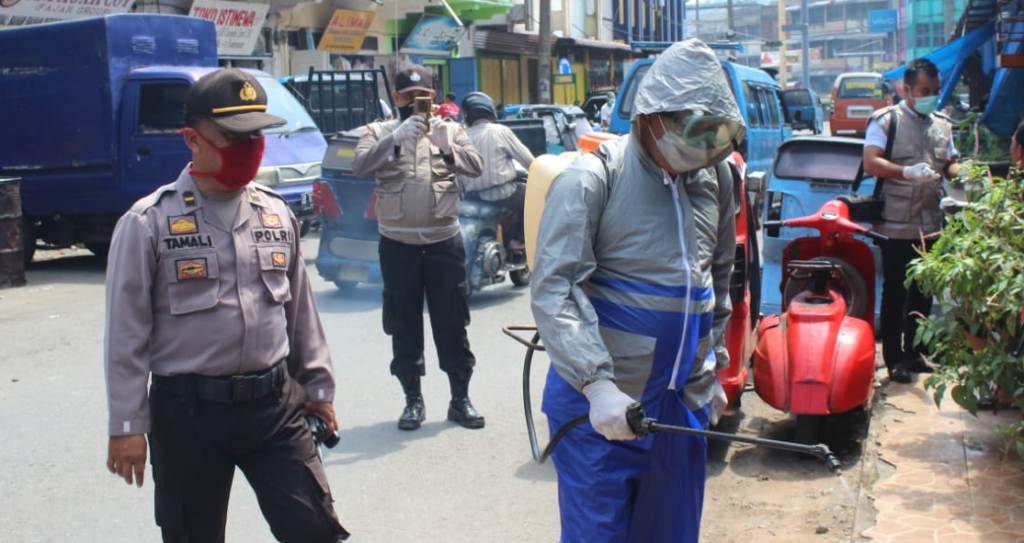 Cegah Corona, Kapolres Padangsidimpuan Pimpin Penyemprotan Disinfektan Skala Besar 1 penyemprotan