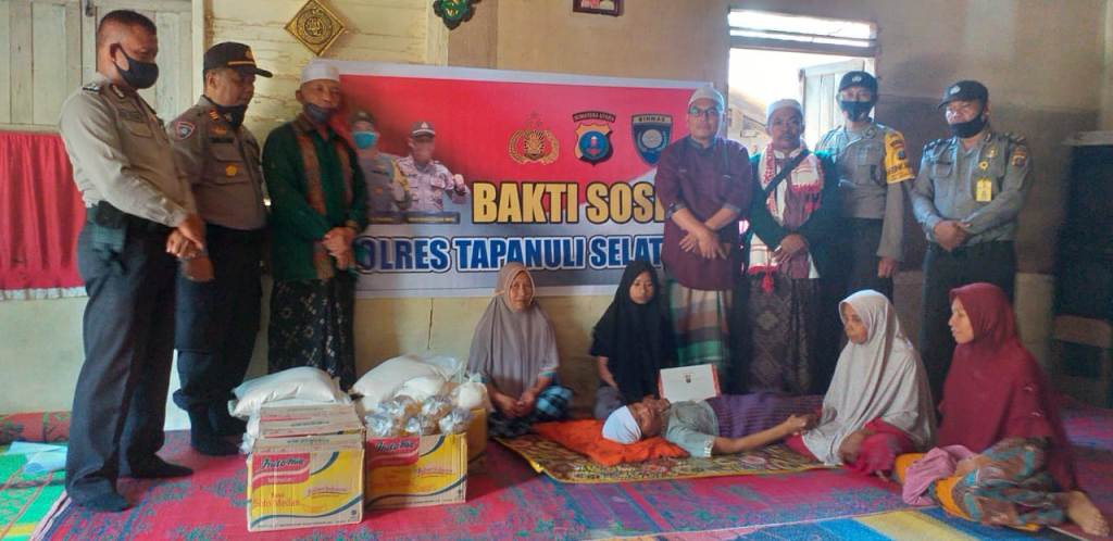 Bertahan Hidup dari Belas Kasihan Warga, Polisi Tapsel Bawa Bantuan 1 WhatsApp Image 2020 08 14 at 17.17.56