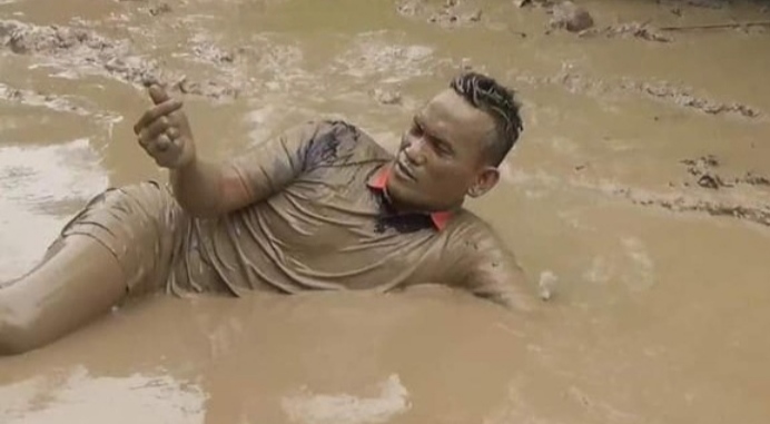 Viral Pria Berpose Mandi Lumpur di Tengah Jalan 1 IMG 20210108 192902