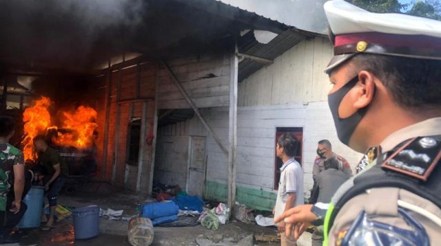 VIDEO Ditinggal ke Gereja, Avanza Terbakar di Lintongnihuta 12 WhatsApp Image 2021 02 13 at 22.05.27